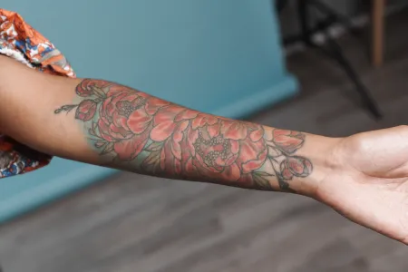 Защо да предлагаш годишен follow-up в тату студио